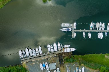 Okyanustaki küçük rıhtımda tekne için hava manzaralı ahşap platform manzarası.