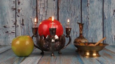 Yahudi Bayramında Rosh hashanah bal ve nar aromalı elmalar