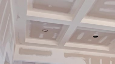 Bir spatula duvarıyla alçıpandaki macunu bitirmek