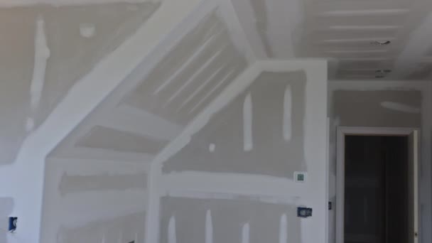 Leggen gips gips op de muren en het plafond van een nieuw gebouwd huis — Stockvideo