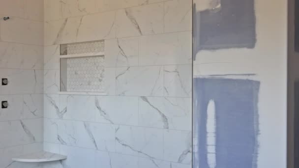 Detalles de la construcción con ducha de renovación de la industria en baño de azulejos con puerta de moldeo — Vídeo de stock