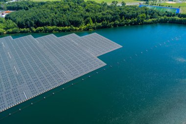 Göl üzerinde yüzen güneş panellerinin hava görüntüsü hücre platformu park alanı çiftliği