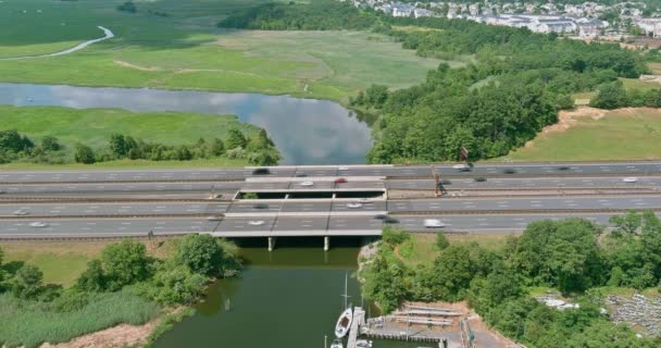 Panoramablick auf den Straßenverkehr von Autos, die auf der Autobahn über die Brücke fahren — Stockvideo