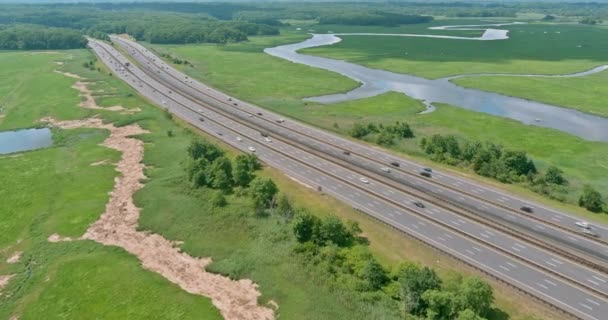 Autobahnverkehr aus der Luft: Autos und Lastwagen rasen über eine Hochgeschwindigkeitsautobahn — Stockvideo