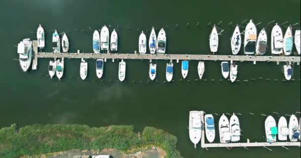 Αεροφωτογραφία panorama ξύλινη πλατφόρμα για σκάφος στον ωκεανό μικρή μαρίνα προβλήτα — Αρχείο Βίντεο