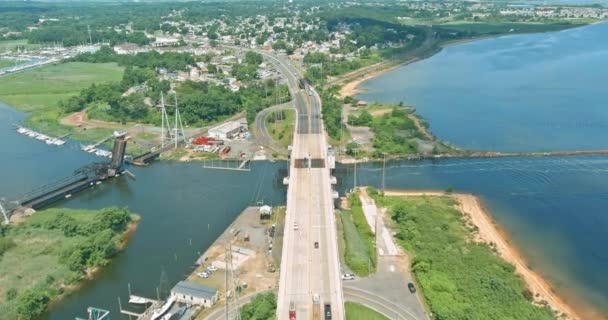 Naval maritime port à voile petit bateau océan près de l'autoroute — Video