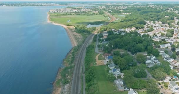 Légi kilátás gyönyörű városi táj kis tengerparti város óceán táj a víz nyáron — Stock videók