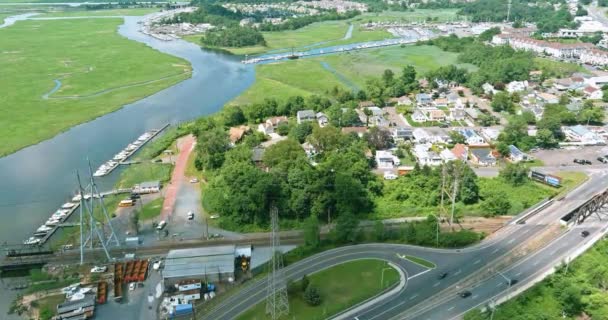 Luftaufnahme von Motorbooten entlang des Docks einer kleinen amerikanischen Küstenstadt — Stockvideo