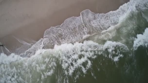 Água azul oceano onda azul incha batendo curling quebrando uma superfície ondulada — Vídeo de Stock