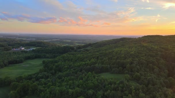 Panoramic view of mountains upstate New York area from above in summer sunset — Vídeos de Stock