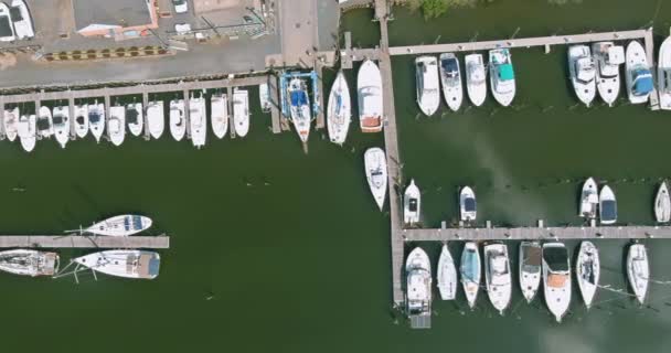 Pandangan udara platform kayu panorama untuk perahu di laut dermaga kecil marina — Stok Video