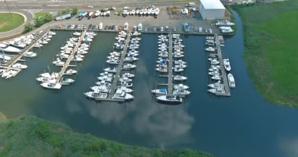 アメリカの海の近くに浮かぶ多くのボートのための素晴らしいパノラマビューの小さな港 — ストック動画