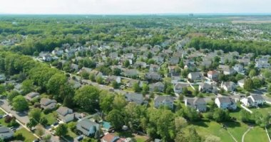 Doğu Brunswick New Jersey 'deki güzel şehir manzarasındaki yerleşim yerlerinin hava manzarası.