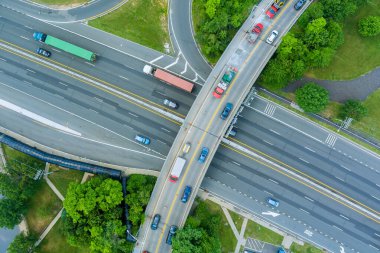 ABD 'de modern bir karayolu kavşağının yenileme köprüsündeki büyük yol inşaatı