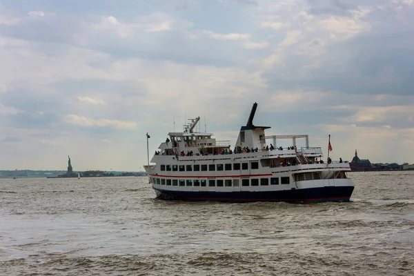 Vista Panorâmica Iate Transportando Passageiros Rio Hudson Perto Estátua Liberdade — Fotografia de Stock