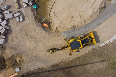 Toprak işlerinin imalatında kazıcı ekipmanları üzerinde inşaat halindeki çalışmalar, toprak iyileştirme çalışmaları kapsamında yapılmıştır..