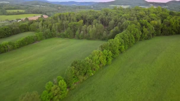 Paisagem vista panorâmica dos campos agrícolas as florestas de montanhas nas Montanhas Pocono da Pensilvânia. — Vídeo de Stock