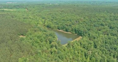 Yaz mevsiminde Campobello, Güney Carolina 'daki dağlar arasında dağ gölü üzerinde havadan panoramik manzara