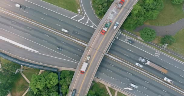 Restauration grand chantier de construction de routes dans le pont de rénovation d'un échangeur routier moderne aux États-Unis — Video