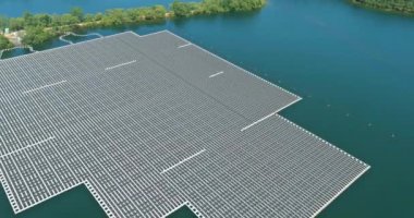 Güneş enerji santralinin ekolojik enerjisi su birikintisinde yüzer, elektrik enerjisi.