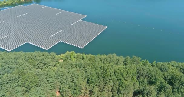 Luchtfoto van drijvende zonnepanelen celplatform systeem op het meer — Stockvideo