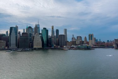 New York şehrinin hava manzaralı güzel Amerika 'sı. Manhattan silueti Hudson Nehri üzerinde gökdelenleri var.
