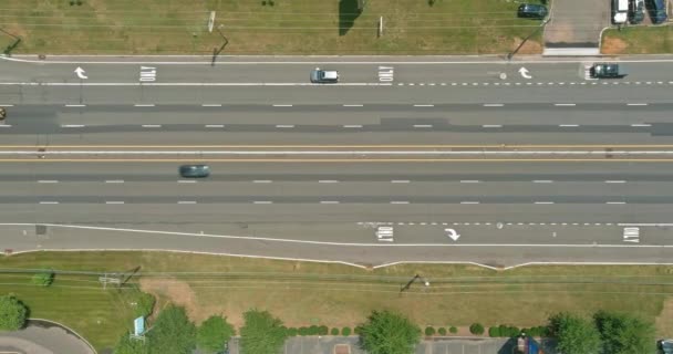 Route asphaltée dans les nombreuses voitures à travers une petite ville — Video