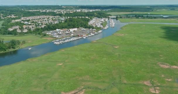 Fantastisk panoramautsikt liten hamn för många båt flyter nära havet i USA — Stockvideo