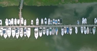 Panoramik yüksek açılı drone manzaralı sahil tekneleri rıhtımlarındaki güzel marina.