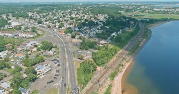 Luchtfoto interstate snelweg weg gaat door het Amerikaanse stadje in de buurt van de kustlijn baai — Stockvideo