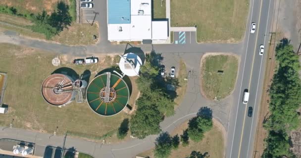 Sewage aerial view of a wastewater treatment processing plant sewage near solar power station float on pond — Vídeo de stock