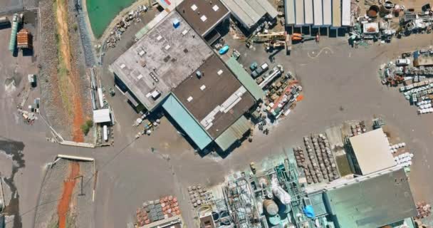 Panoramisch zicht vanuit de lucht op tanks voor chemische vermenging Industriële installatie met chemisch industriesysteem — Stockvideo