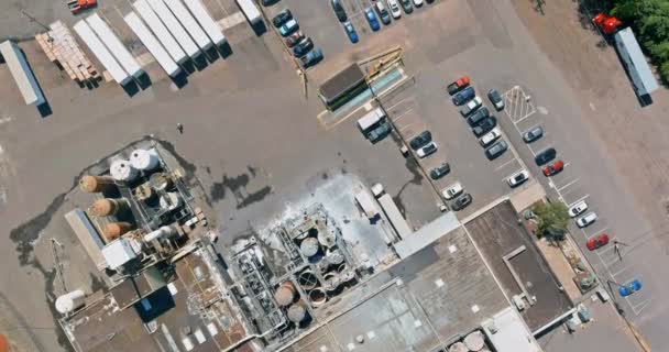 Luchtfoto top view systeem chemische industrie met details van een zware chemische industriële installatie — Stockvideo