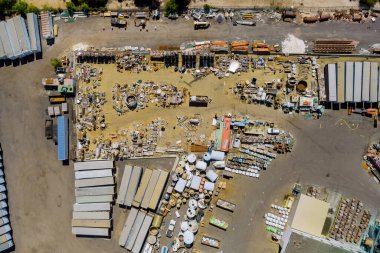 Metal plakaların panoramik görünümü atık yönetimi desteğinin bir çöp konteynerinde toplanan bir atık
