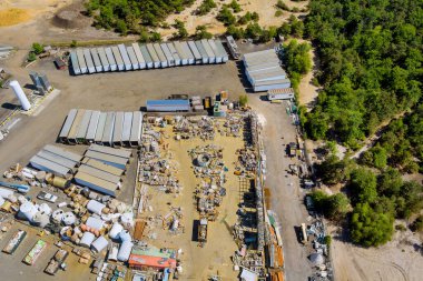 Hava panoramik görünümlü metal hurdaları, hurdalıkta geri dönüşüm için toplanan bir parça atık olarak görülür.