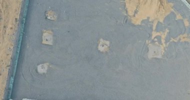 Temelde panorama hava manzarası beton duvarların inşa edildiği bir inşaat sahası.