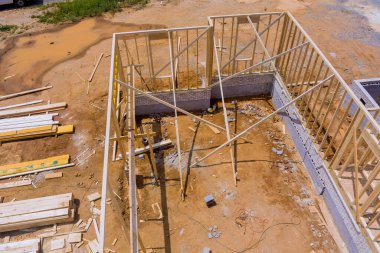 Ahşap çerçeve bina inşaatı aşamasındaki yeni bir geliştirme çerçevesi üzerine inşa ediliyor