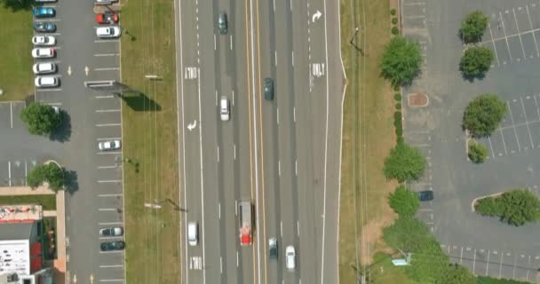 Vue panoramique aérienne sur une autoroute traversant la petite ville — Video