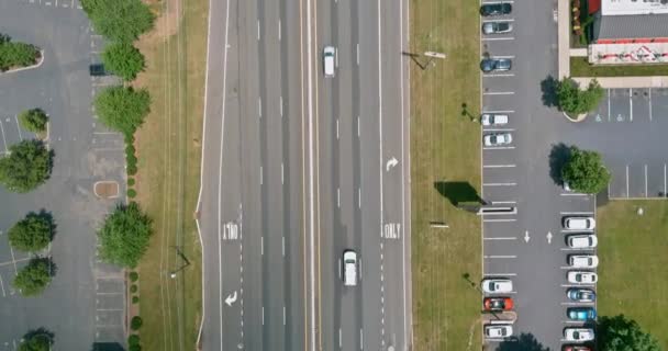 Route asphaltée traversant la petite ville américaine — Video