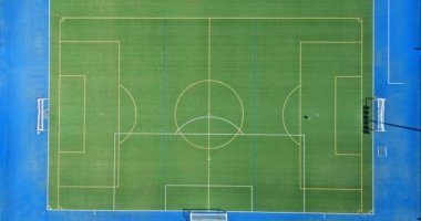 Futbolun yeşil çimen alanının panoramik görünümü