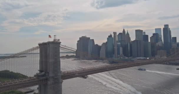 Légi gyönyörű naplemente városkép kilátás Alsó-Manhattan New York City Amerikai Egyesült Államok a panoráma az egész városkép Brooklyn híd — Stock videók