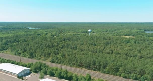 Luftpanoramablick auf den Wald Laubbäume See im Sommer Natur — Stockvideo