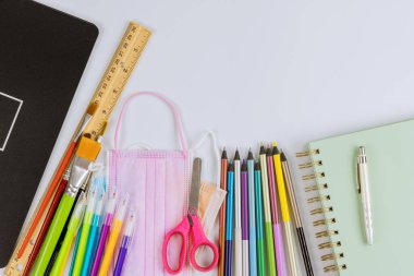 Okul, Coronavirus COVID-19 pandemik tıbbi hijyenik maskeli renkli otobüs okulunu boyadı.