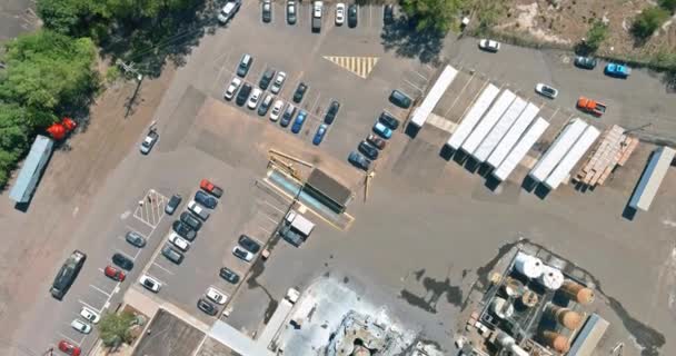 Vista aérea panorâmica da zona da indústria química em tanques para instalações de sistemas químicos industriais — Vídeo de Stock