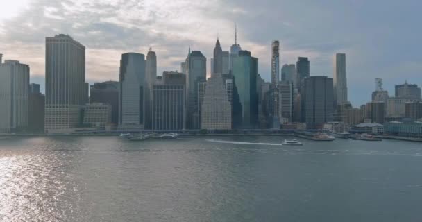 Πανόραμα θέα Μανχάταν Skyline κτίρια γραφείων με θαλάσσιο ταξί στο ποτάμι Hudson κοντά στο κέντρο της πόλης της Νέας Υόρκης. — Αρχείο Βίντεο