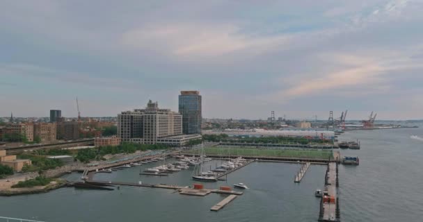 Vista aérea del centro de Brooklyn pequeño puerto deportivo en una cuenca del muelle sobre el río Hudson Nueva York — Vídeos de Stock