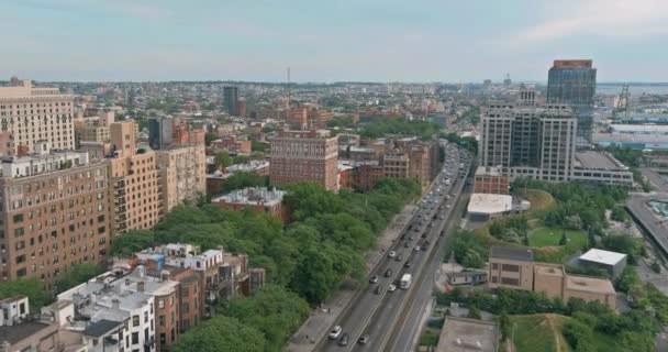 Vista aérea desde el horizonte con rascacielos en Brooklyn centro de Nueva York — Vídeos de Stock