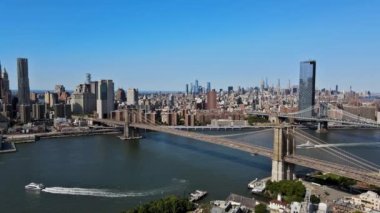 Brooklyn Köprüsü yakınlarındaki Hudson Nehri 'nde yelken açan teknenin panorama manzarası..