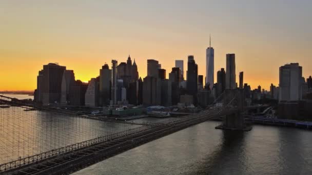 Brooklyn Bridge Manhattan naplemente gyönyörű városkép East River felett New York US — Stock videók