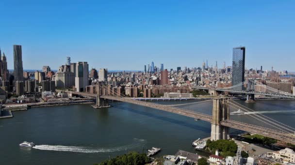 Panoráma kilátás hajóval vitorlázás a Hudson folyóban közel Brooklyn BridgeNew York City. — Stock videók